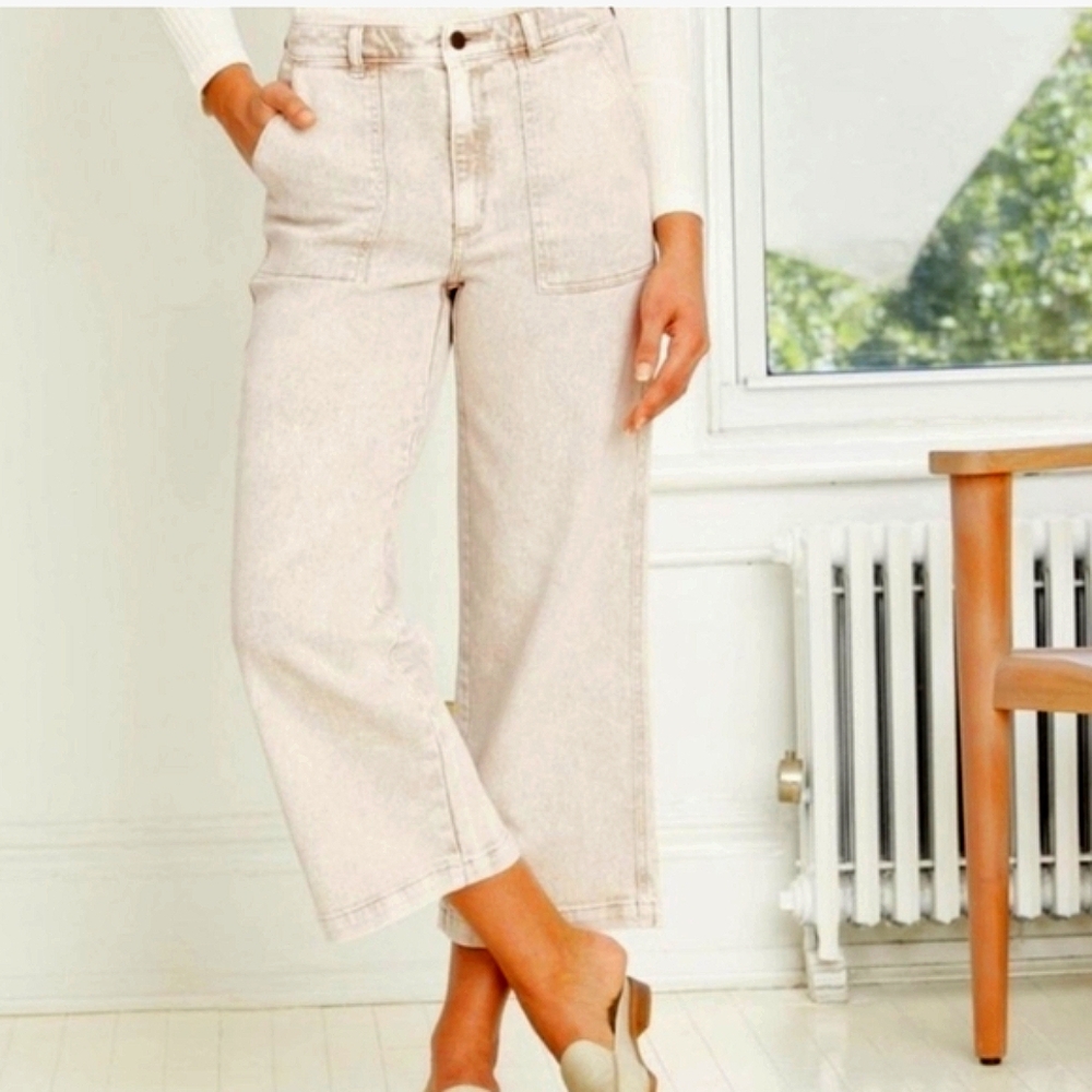 High-rise cropped wide leg stone colored jeans. Universal Thread Size 18